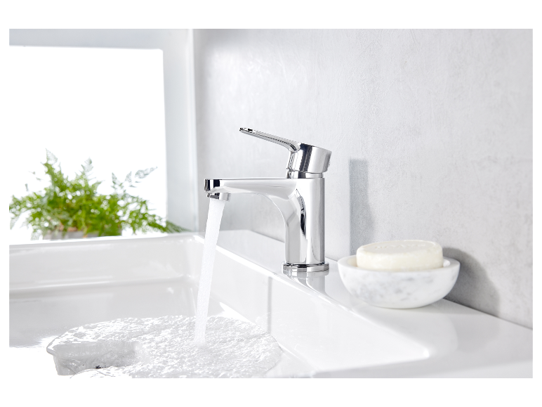 Moderne und elegante Badezimmerarmatur mit Seife in einem weißen Waschbecken.