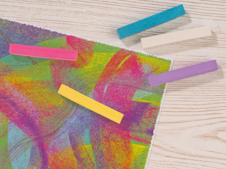 Ein farbenfrohes abstraktes Bild, das mit Pastellkreiden gezeichnet wurde