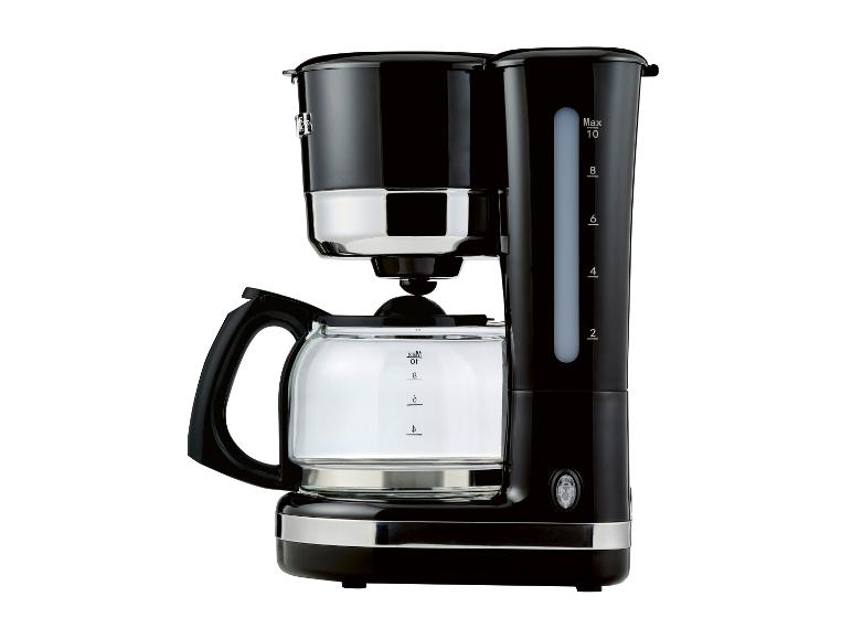 Schwarze Kaffeemaschine mit Glaskanne und Messskala, auf weißem Hintergrund.