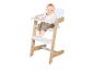 Ein lächelndes Baby sitzt in einem Holz- und weißen Hochstuhl mit Tablett.