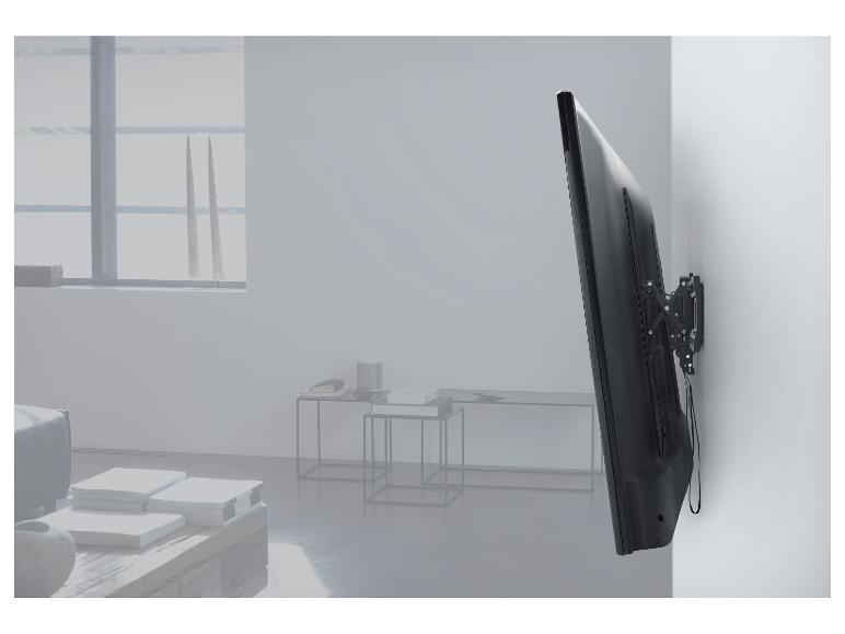 Fernseher an einer Wandhalterung in einem modernen Wohnzimmer.