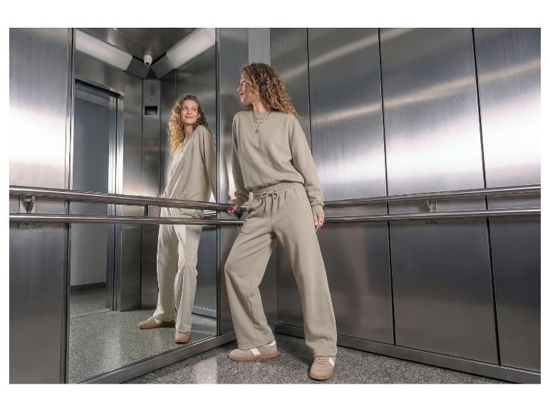 Frau in ESMARA® Sweathose und Sweatshirt in einem Aufzug.