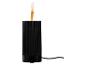 Schwarzer Diffusor mit Flammeneffekt und Bedientasten, mit Kabel verbunden.