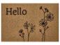 Braune Fußmatte mit „Hello“-Schriftzug und stilisierten Blumen.