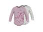 Zwei langärmelige Babybodys: ein rosa mit Minnie Maus, ein weiß mit Schleifen.