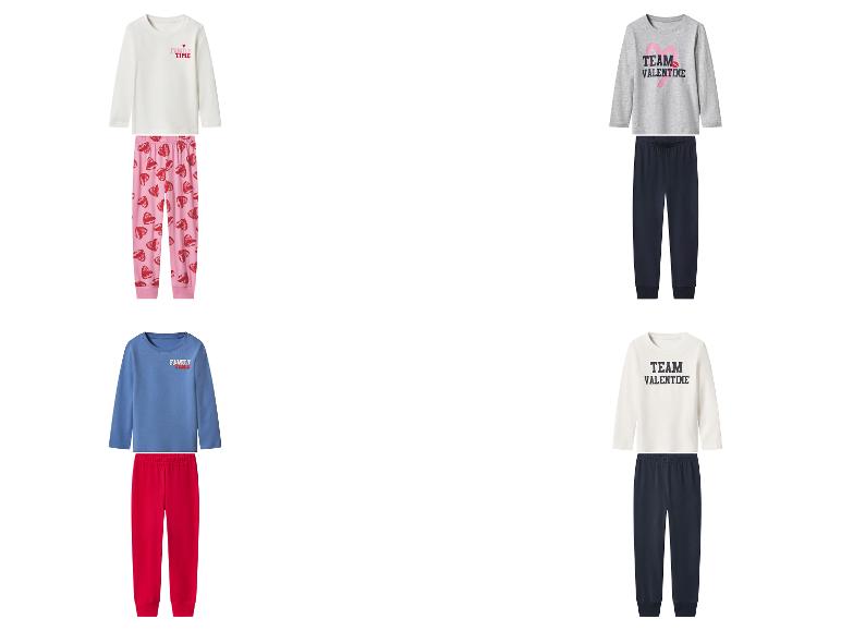 Vier Sets Kinderpyjamas, mit verschiedenen Farben und Aufdrucken wie „FAMILY TIME“ und „TEAM VALENTINE“.