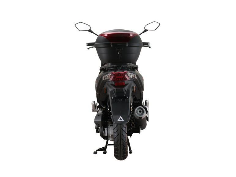 Ein schwarzer Roller mit einem Topcase