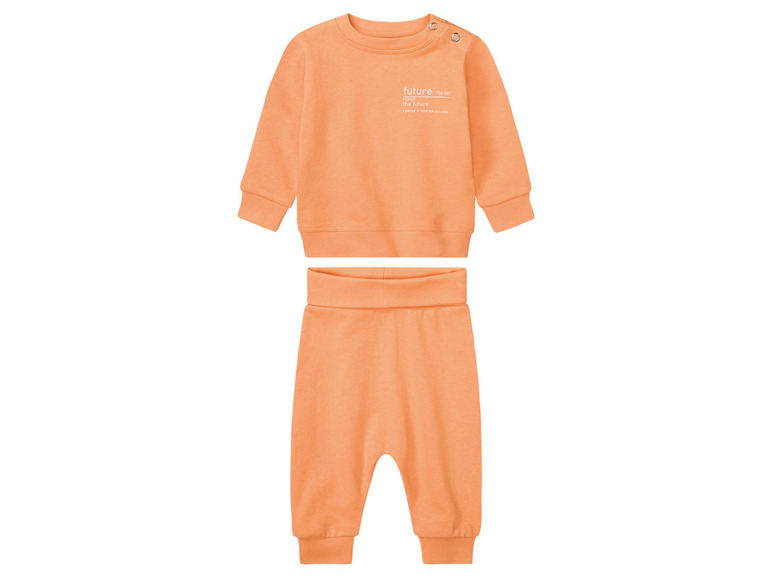 Ein orangefarbenes Babyset mit Sweatshirt und Hose