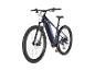 Blaues E-Mountainbike mit Stollenreifen und Federgabel, Dreiviertelansicht.