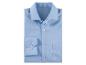 Ein hellblaues Hemd mit langen Ärmeln.