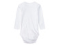 Weißer Baby-Strampler mit langen Ärmeln.