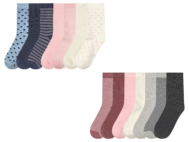 Zehn Paar Socken in verschiedenen Farben und Mustern.