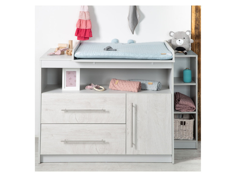 Wickelkommode mit zwei Schubladen und offenen Fächern.