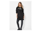 Frau in schwarzer Langarmtunika mit „PARIS AIMÉE“-Aufschrift und schwarzer Kunstlederleggings