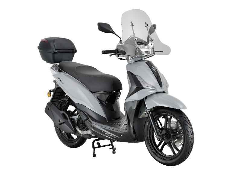 Grauer Roller mit schwarzem Sitz und Heckkoffer.