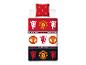 Rotes Bettwäsche-Set mit Fußballclub-Logos und Text.