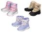 Drei Paar Kinder-Schneestiefel in Pink/Silber, Beige/Schwarz und Lila mit Muster.