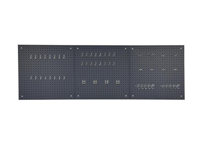 Grauer Lochwand-Wandorganizer mit verschiedenen Haken und Befestigungen.