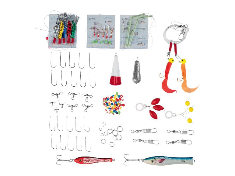 Sortiment an Angelhaken, Köder und Bleien.