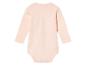Ein rosa Baby-Body mit langen Ärmeln.