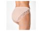Hautfarbener Damenslip mit Spitzendetails, von hinten gesehen.