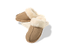 Beige Wildleder-Hausschuhe mit cremefarbenem Kunstfell auf einem weißen Ständer.