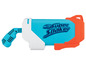 Eine blaue Nerf Super Soaker Wasserpistole.
