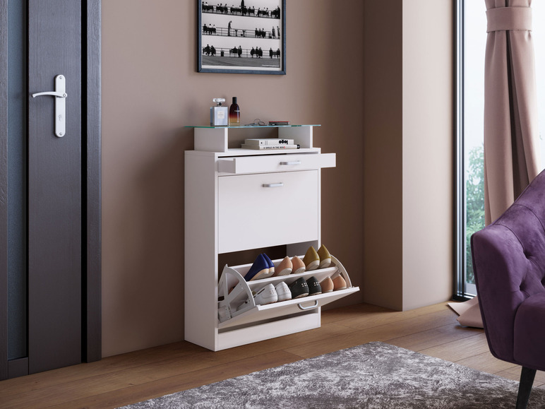 Ein weißer Schuhschrank mit offenen und geschlossenen Fächern, gefüllt mit verschiedenen Schuhen.