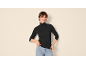 Frau in schwarzem Rollkragenpullover und Jeans.