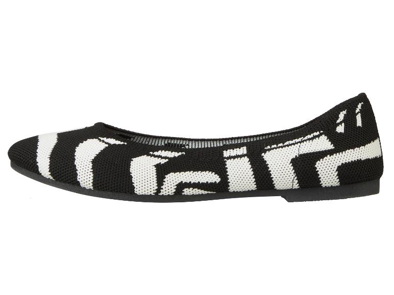 Schwarz-weiße Ballerinas mit geometrischem Muster.