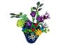 Bunter Blumenstrauß aus Bausteinen in einer blauen Vase.