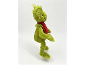 Grünes Grinch-Plüschtier mit rotem Schal auf weißem Hintergrund.