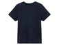Ein dunkelblaues T-Shirt mit kurzen Ärmeln.