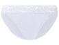 Weißer Slip mit Spitzendetails am Bund und an den Beinöffnungen.