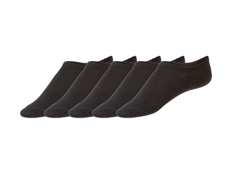 Vier Paar schwarze Socken ohne Bund.