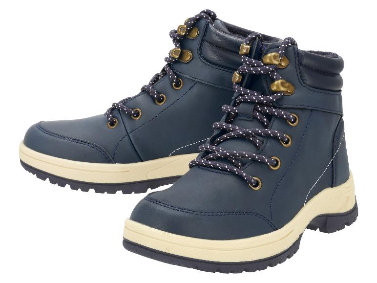 Ein Paar dunkelblaue Winterstiefel mit beiger Sohle und gepunkteten Schnürsenkeln.