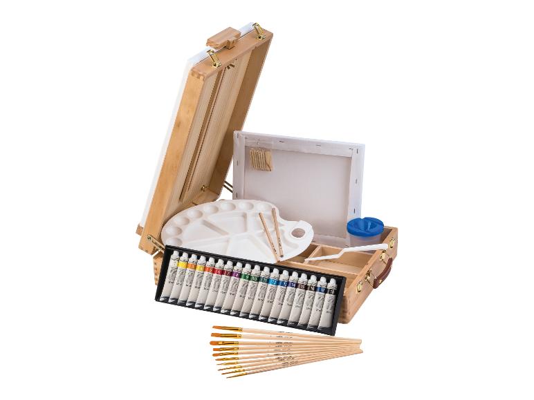 Malset mit Holzstaffelei, Farben, Pinseln und Palette.