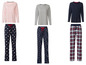 Drei verschiedene Pyjamas mit langen Ärmeln, ein rosa, ein graues und ein blaues mit einem weihnachtlichen Muster auf der Hose.