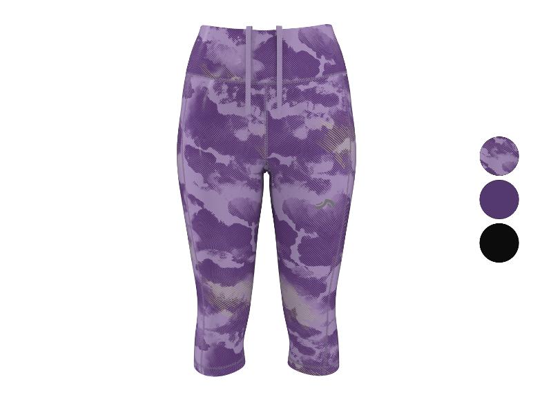 Damen-Sportcaprihose mit lila Camouflage-Muster und gestreiften Details.