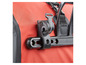 Nahaufnahme einer roten Ortlieb Fahrradtasche mit Befestigungsclips.