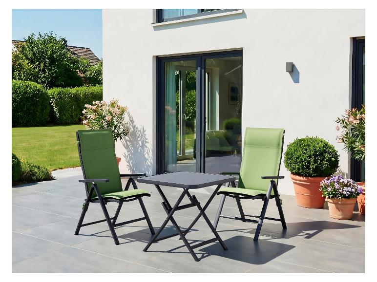 Gartenmöbel-Set mit Klapptisch und zwei Stühlen auf einer Terrasse.