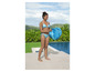 Eine Frau im Bikini hält ein aufblasbares Poolzelt.