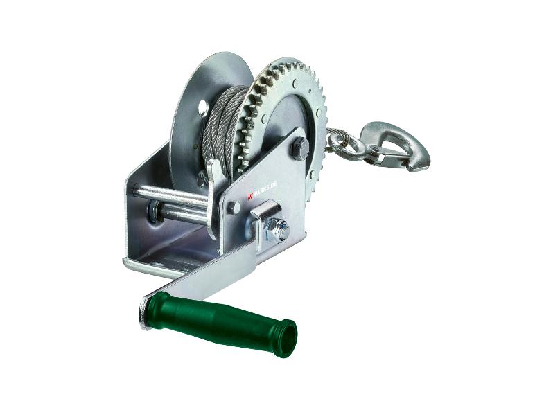 Eine manuelle Metallwinde mit Stahlseil und grünem Griff.
