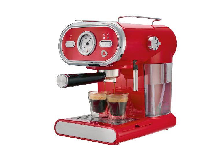 Rote Espressomaschine mit zwei Gläsern Kaffee