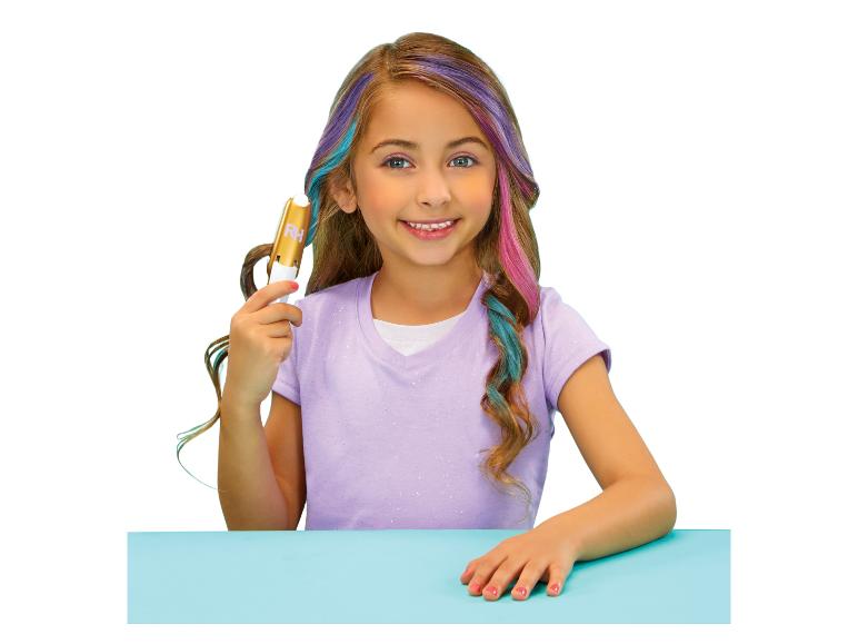 Mädchen mit bunten Strähnen im Haar hält ein Haarfärbegerät.