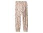 Beige Kinder-Pyjamahosen mit rosa und blauen Herzen.