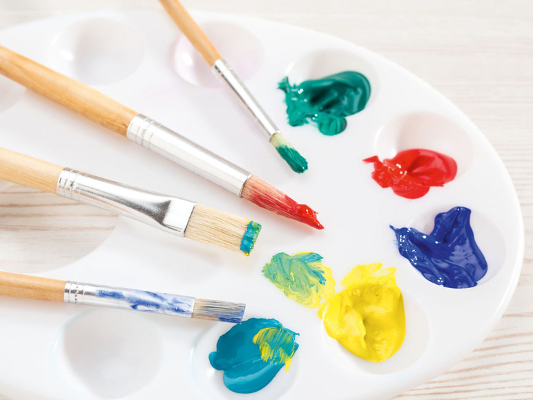 Eine Palette mit Farben und Pinseln, einschließlich Rot, Blau, Gelb, Grün und Türkis.
