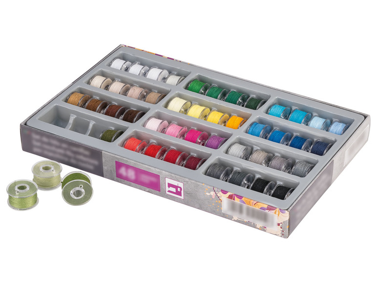 Eine Box mit bunten Garnen für Nähmaschinen.
