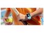 Kinder-Smartwatch am Handgelenk eines Kindes, das einen Tennisschläger und Ball hält.