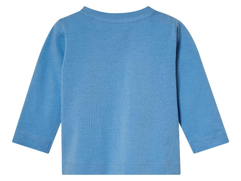 Ein blaues Langarmshirt.